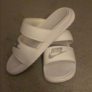 White nike slides